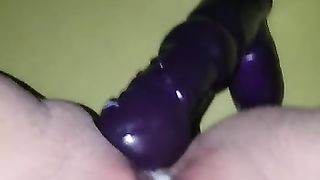 Troia si infila un dildo in figa