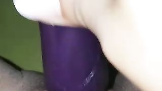 Troia si infila un dildo in figa