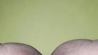 Troia si infila un dildo in figa