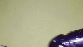 Troia si infila un dildo in figa