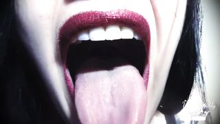 Misha con la sua voce sensuale