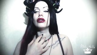 Misha con la sua voce sensuale