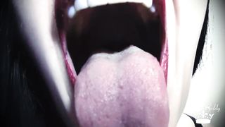 Misha con la sua voce sensuale