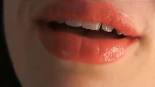 Labbra seducenti e frasi sussurrate