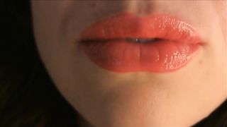 Labbra seducenti e frasi sussurrate