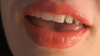 Labbra seducenti e frasi sussurrate