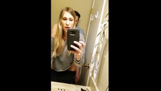 Trans si riprende mentre viene inculata