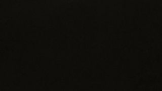 Elena glielo succhia e glielo lecca...