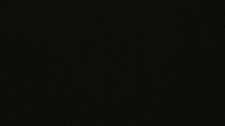 Elena glielo succhia e glielo lecca...