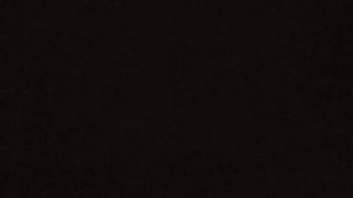 Elena glielo succhia e glielo lecca...