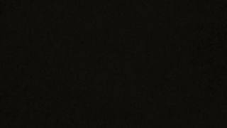 Elena glielo succhia e glielo lecca...