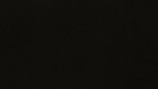 Elena glielo succhia e glielo lecca...