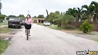 Bella teen in sella a un grosso dildo