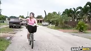 Bella teen in sella a un grosso dildo