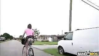 Bella teen in sella a un grosso dildo