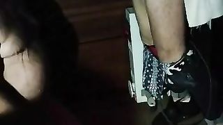 Vacca sottomessa prende il piscio