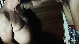 Vacca sottomessa prende il piscio