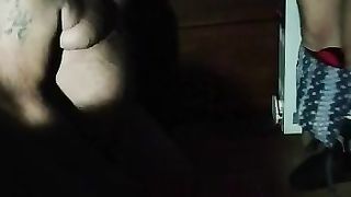 Vacca sottomessa prende il piscio