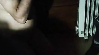 Vacca sottomessa prende il piscio