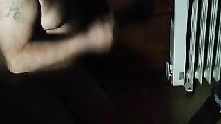 Vacca sottomessa prende il piscio