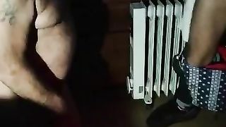 Vacca sottomessa prende il piscio