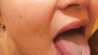 Coppietta negli spogliatoi prima della sauna