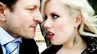 Puttana bionda scopata in giardino