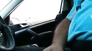 Matura puttana pompa un cazzo in auto