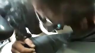 Matura puttana pompa un cazzo in auto