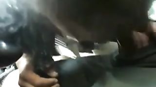 Matura puttana pompa un cazzo in auto