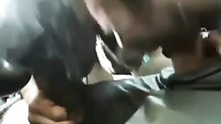 Matura puttana pompa un cazzo in auto