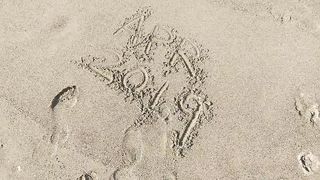 Prima passeggiata al mare nudo.