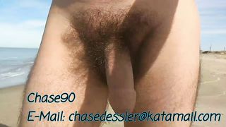 Prima passeggiata al mare nudo.