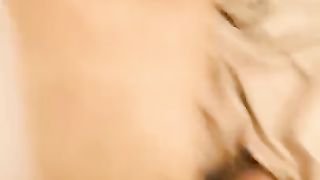 Eccitatissima mentre il suo ragazzo la masturba