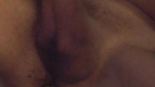 Mi sego mentre mia moglie mi incula con un vibratore