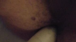 Mi sego mentre mia moglie mi incula con un vibratore