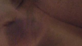 Mi sego mentre mia moglie mi incula con un vibratore