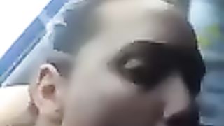 Gli fa un pompino  in auto