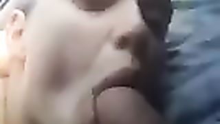 Gli fa un pompino  in auto