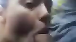 Gli fa un pompino  in auto