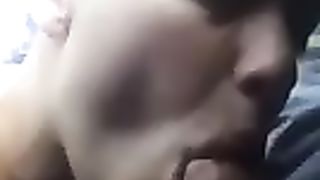 Gli fa un pompino  in auto