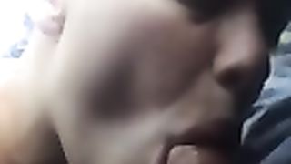 Gli fa un pompino  in auto