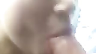 Gli fa un pompino  in auto