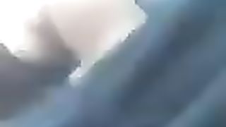 Gli fa un pompino  in auto