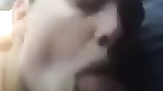 Gli fa un pompino  in auto