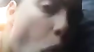 Gli fa un pompino  in auto