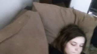 Masturba la sorella (e viceversa) con il padre presente!