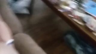 Masturba la sorella (e viceversa) con il padre presente!