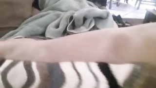 Masturba la sorella (e viceversa) con il padre presente!