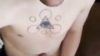 Sorella tettona succhia il cazzo al fratello